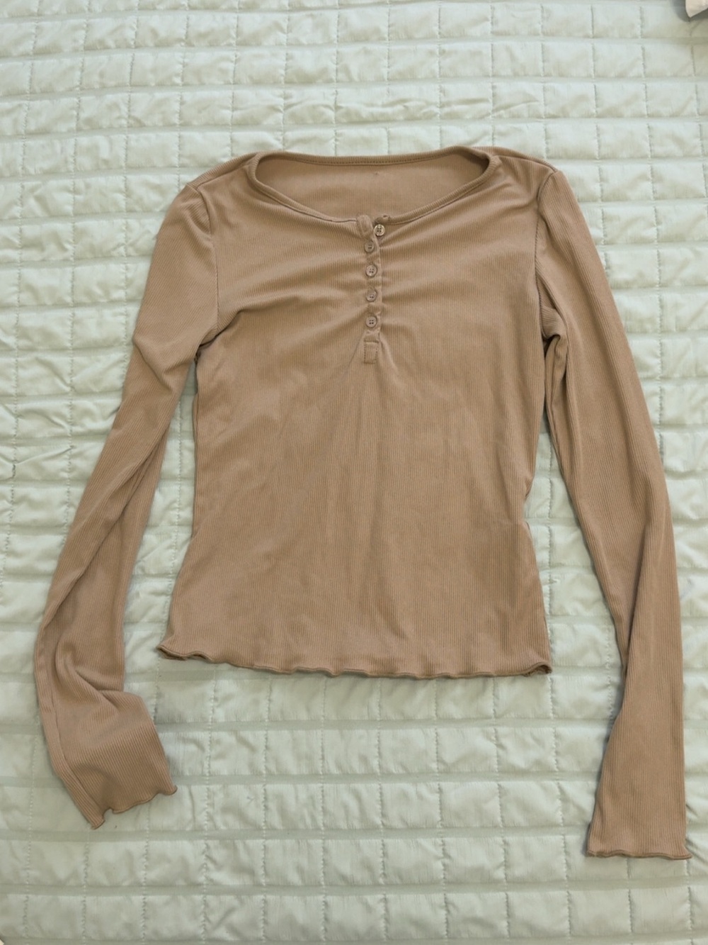 Long Sleeve Ribbed Henley Top in Light Brown